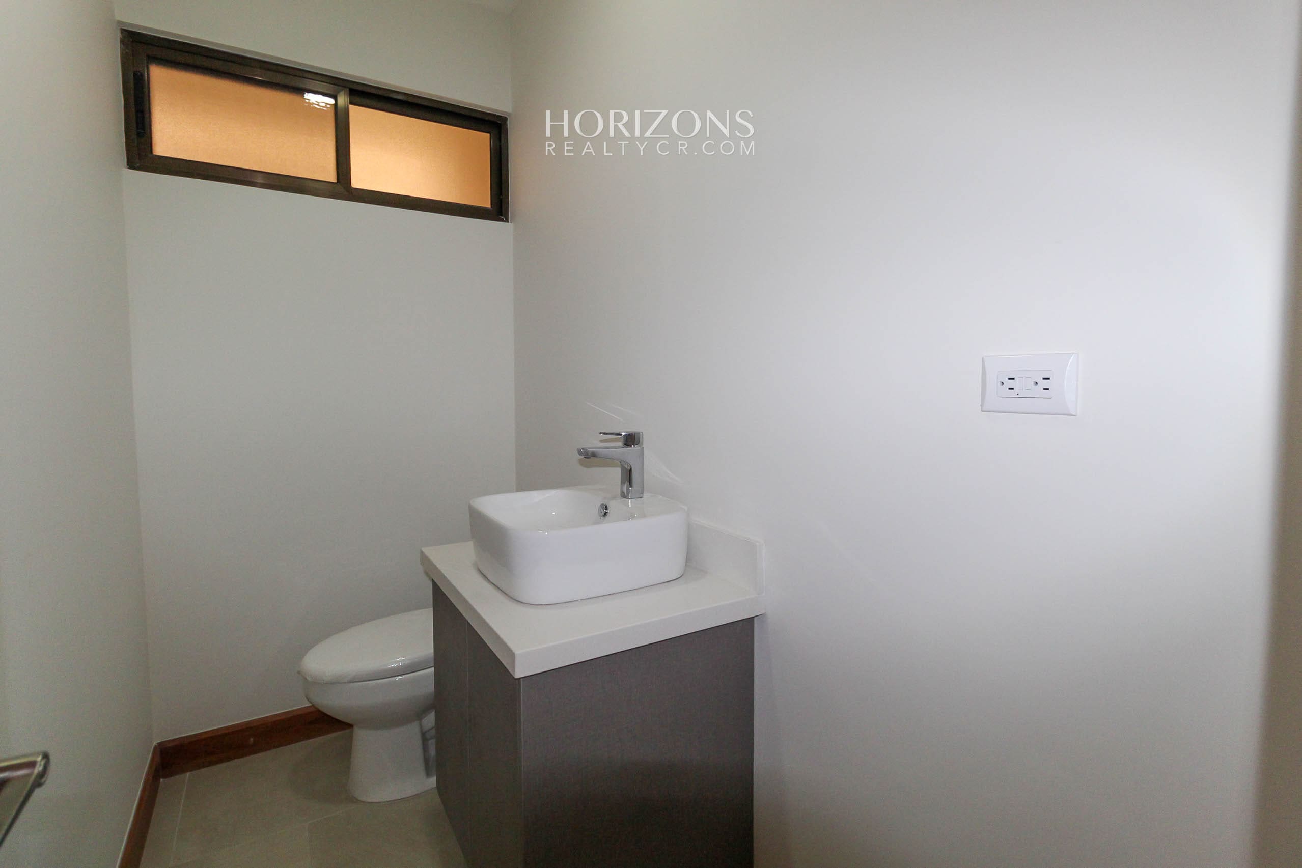 ¡Casa Nueva! de 3 Habitaciones y Oficina + Sala de TV en Condominio Distrito San Juan nja1151