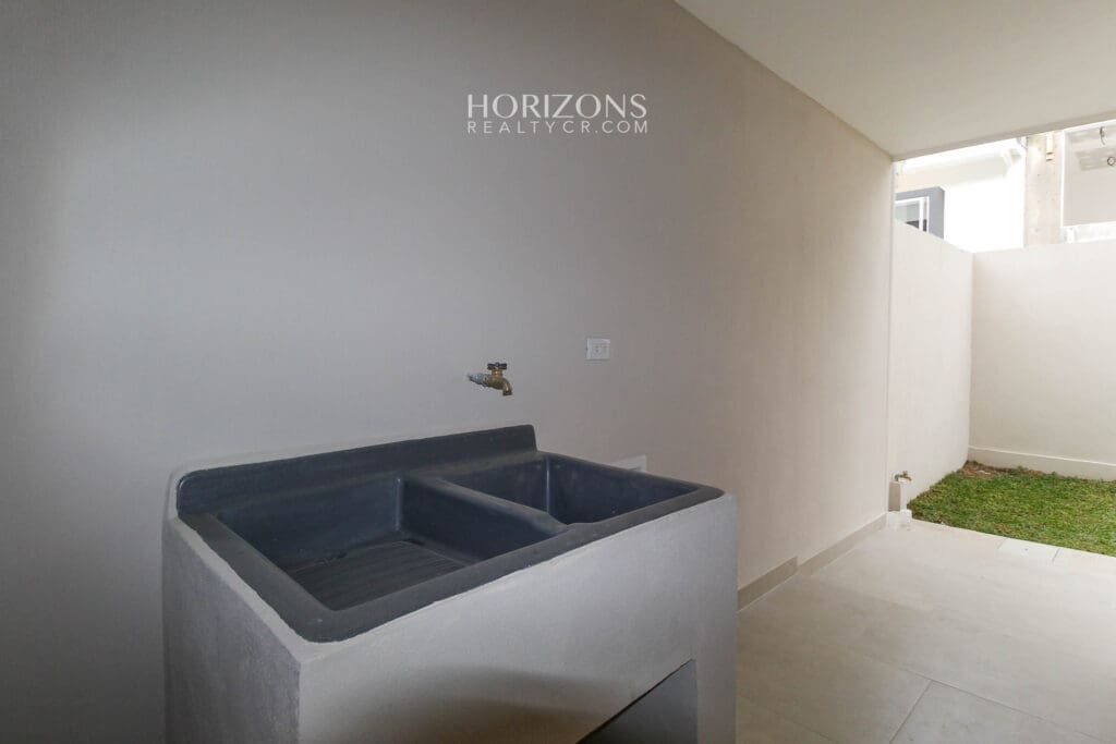 ¡Casa Nueva! de 3 Habitaciones y Oficina + Sala de TV en Condominio Distrito San Juan nja1151