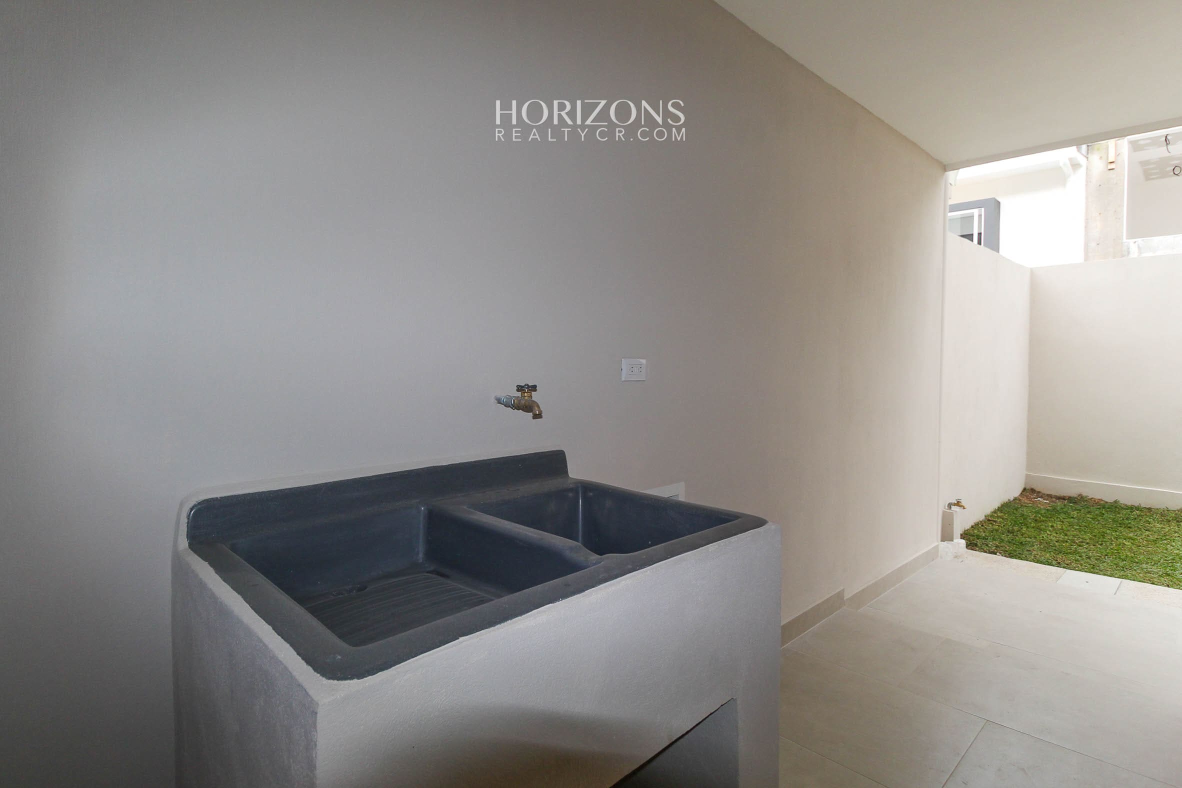 ¡Casa Nueva! de 3 Habitaciones y Oficina + Sala de TV en Condominio Distrito San Juan nja1151
