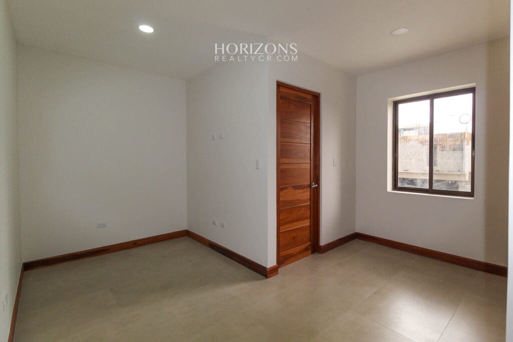 ¡Casa Nueva! de 3 Habitaciones y Oficina + Sala de TV en Condominio Distrito San Juan nja1151