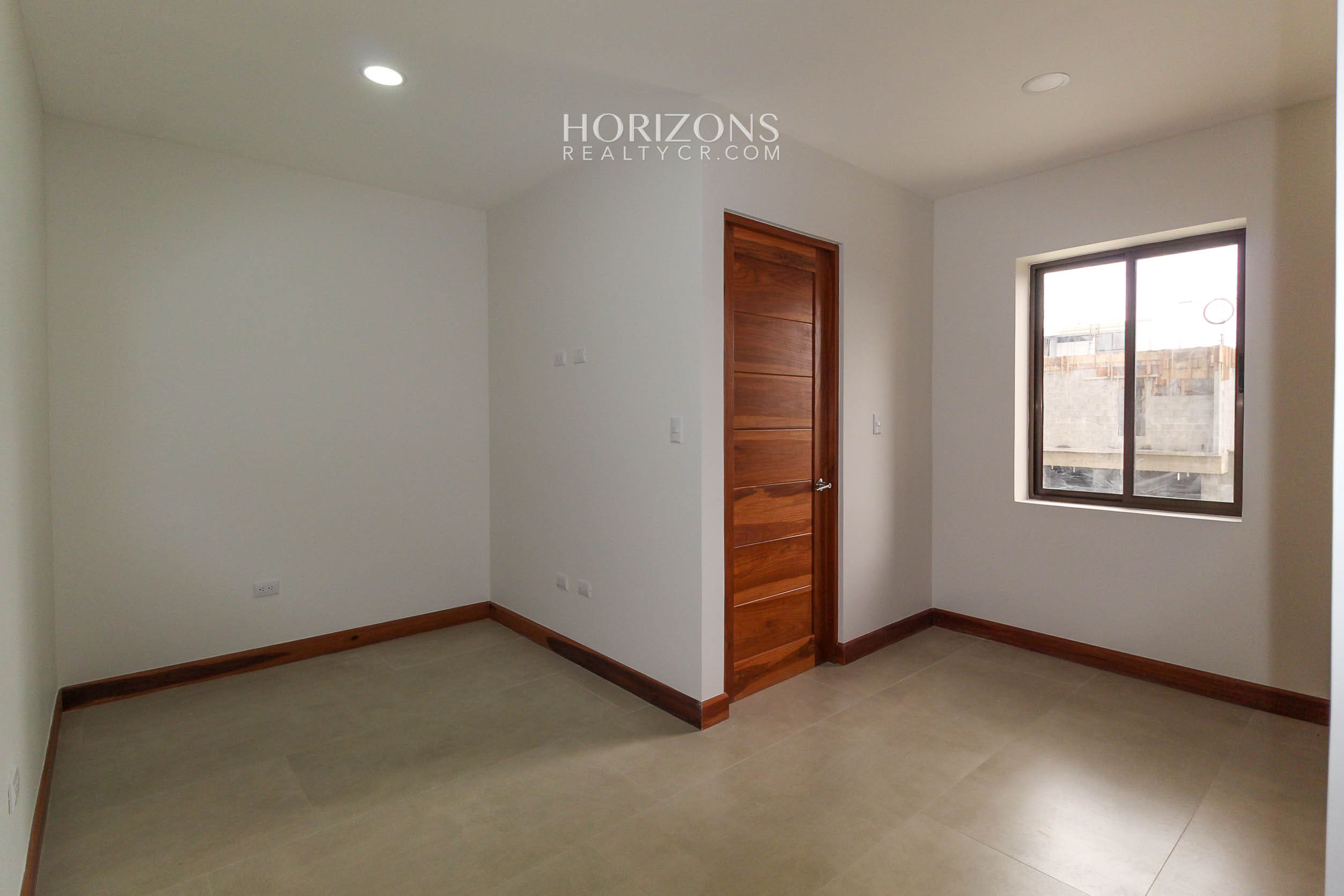 ¡Casa Nueva! de 3 Habitaciones y Oficina + Sala de TV en Condominio Distrito San Juan nja1151