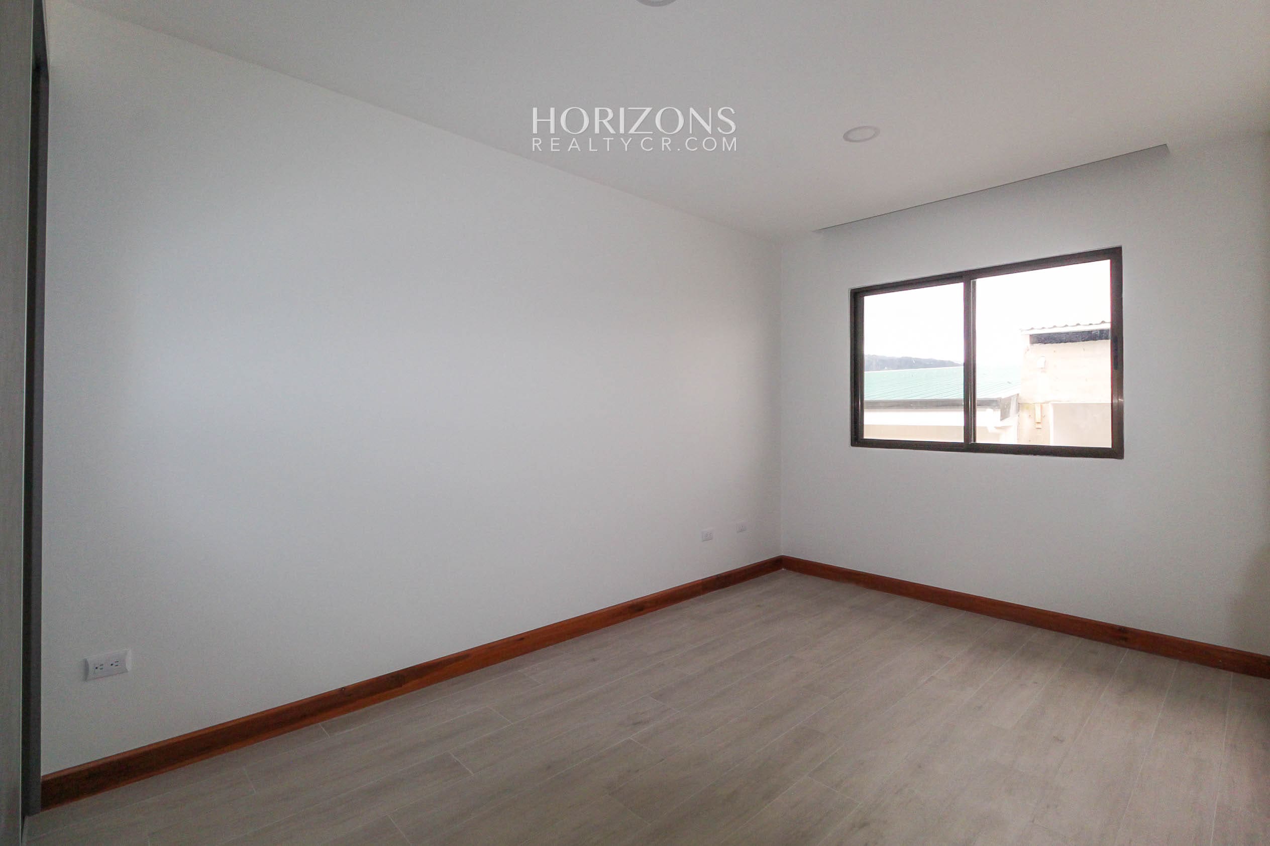¡Casa Nueva! de 3 Habitaciones y Oficina + Sala de TV en Condominio Distrito San Juan nja1151