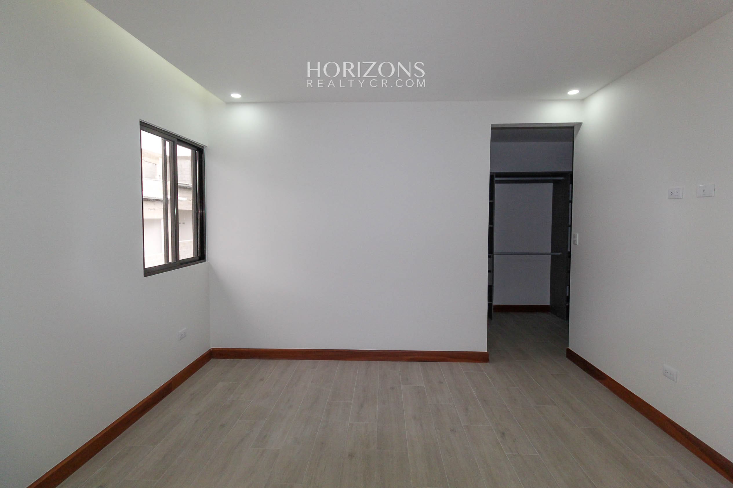 ¡Casa Nueva! de 3 Habitaciones y Oficina + Sala de TV en Condominio Distrito San Juan nja1151