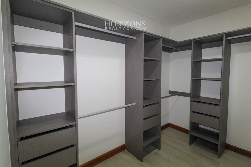 ¡Casa Nueva! de 3 Habitaciones y Oficina + Sala de TV en Condominio Distrito San Juan nja1151