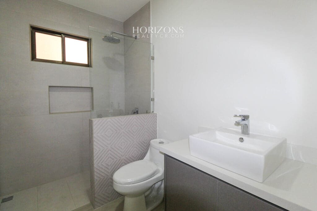 ¡Casa Nueva! de 3 Habitaciones y Oficina + Sala de TV en Condominio Distrito San Juan nja1151