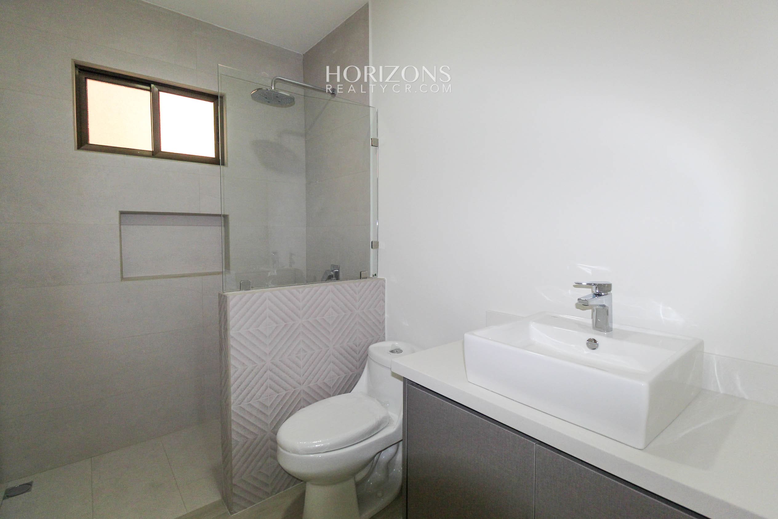 ¡Casa Nueva! de 3 Habitaciones y Oficina + Sala de TV en Condominio Distrito San Juan nja1151