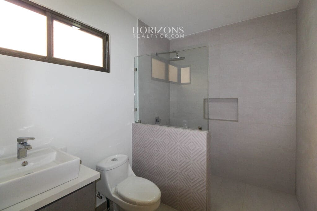 ¡Casa Nueva! de 3 Habitaciones y Oficina + Sala de TV en Condominio Distrito San Juan nja1151