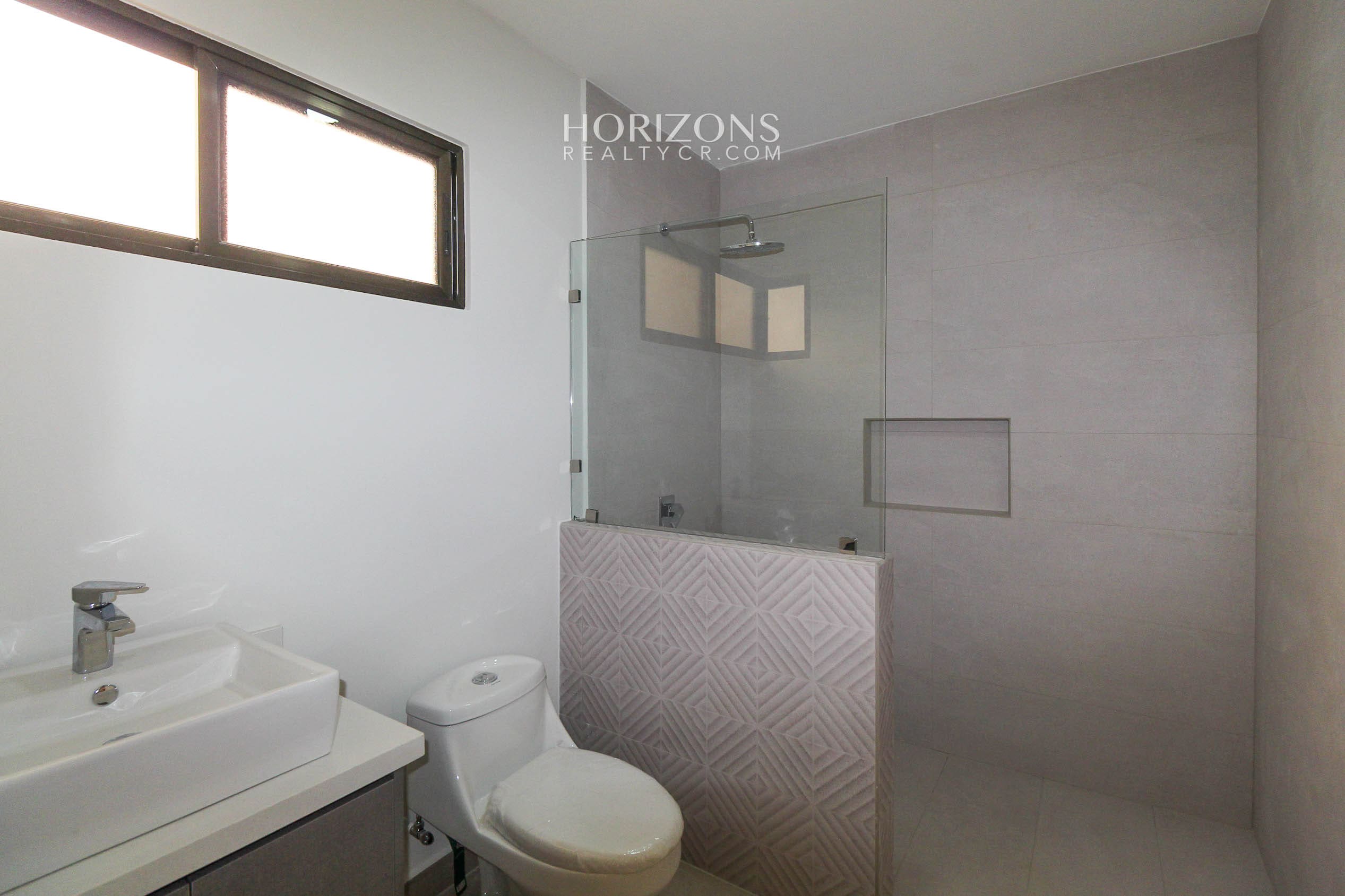 ¡Casa Nueva! de 3 Habitaciones y Oficina + Sala de TV en Condominio Distrito San Juan nja1151