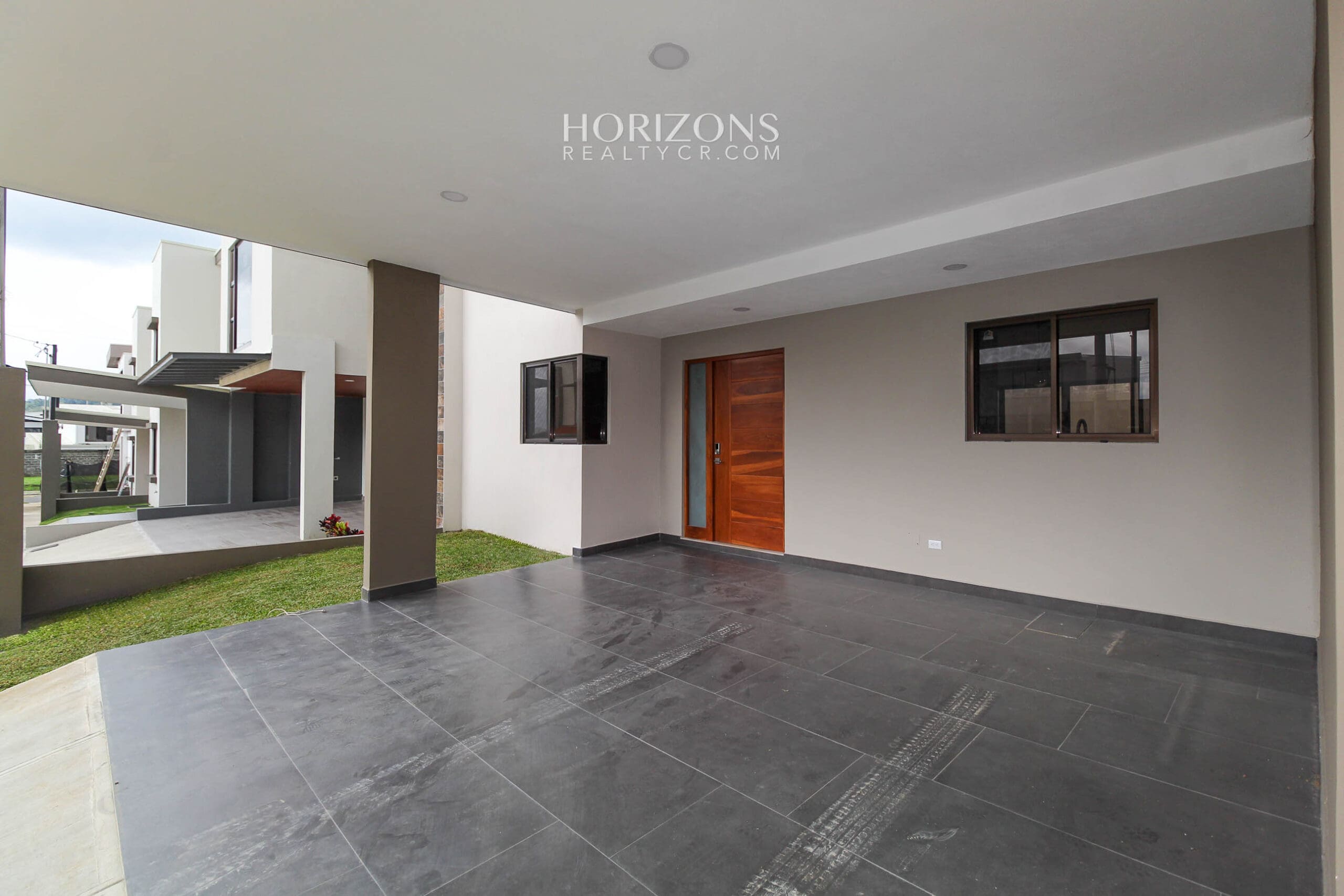 ¡Casa Nueva! de 3 Habitaciones y Oficina + Sala de TV en Condominio Distrito San Juan nja1151