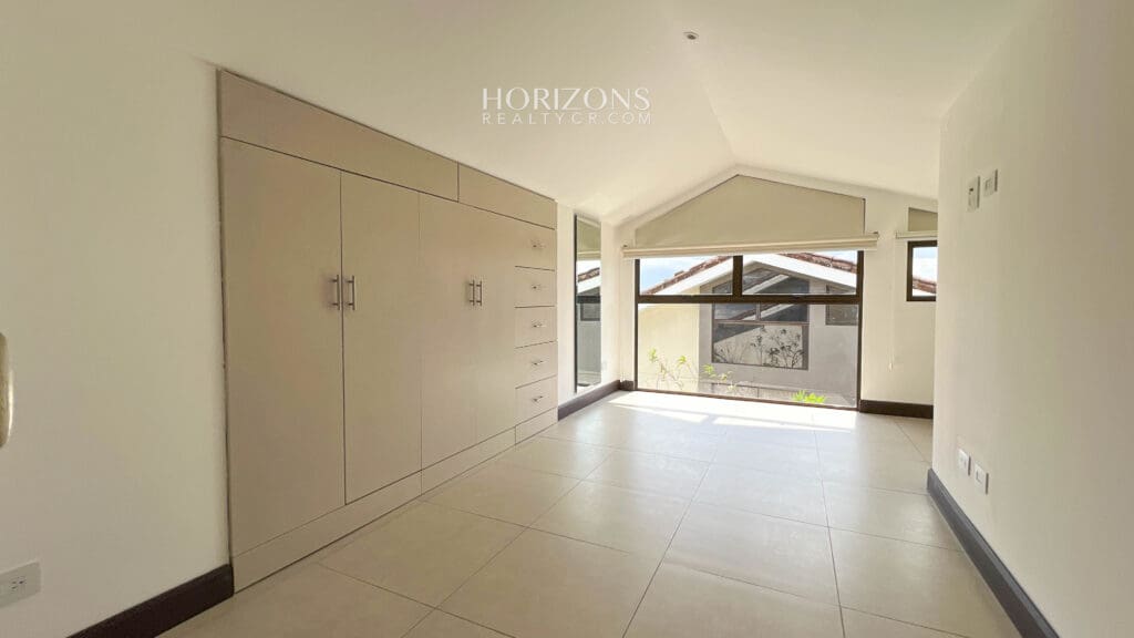 Casa 3 Habitaciones + Oficina y Cuarto de servicio En Condominio la Estefana Sabanilla Amplio Patio nja1156