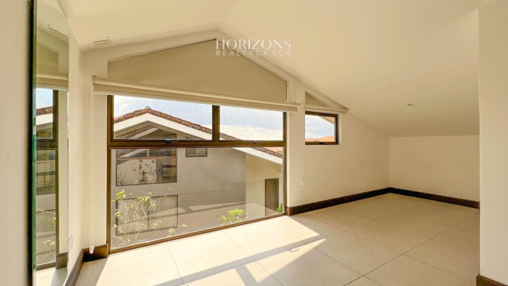 Casa 3 Habitaciones + Oficina y Cuarto de servicio En Condominio la Estefana Sabanilla Amplio Patio nja1156