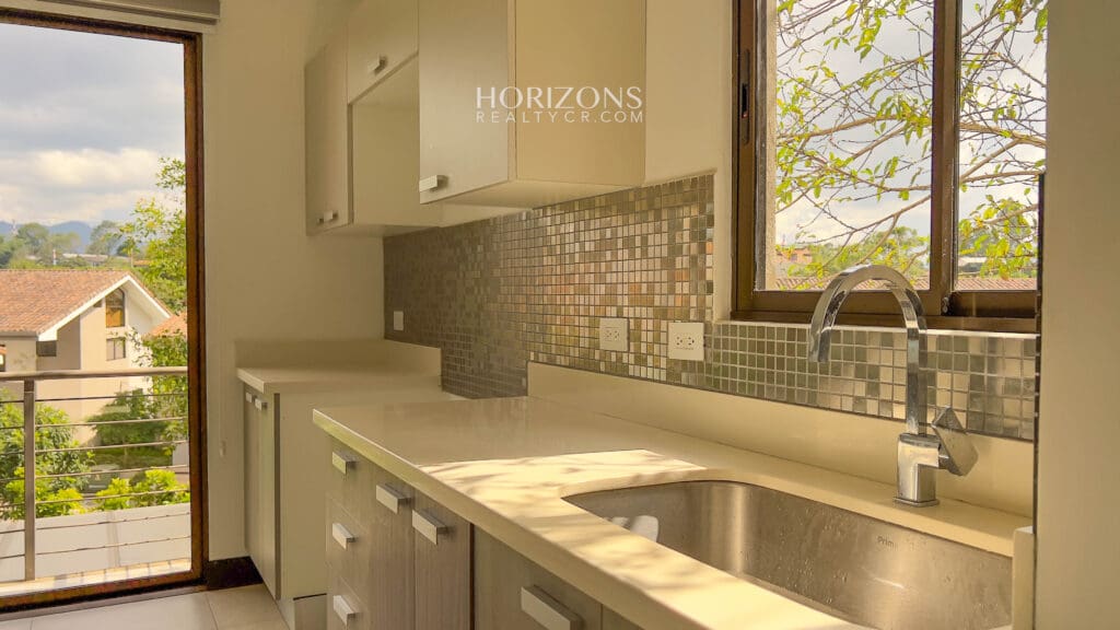 Casa 3 Habitaciones + Oficina y Cuarto de servicio En Condominio la Estefana Sabanilla Amplio Patio nja1156