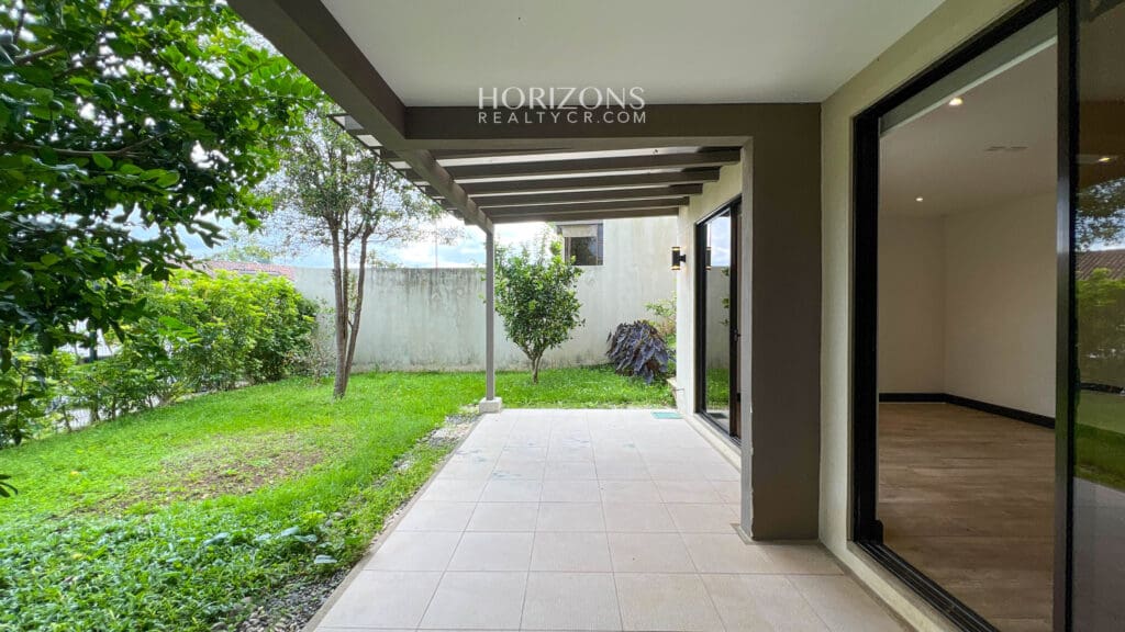Casa 3 Habitaciones + Oficina y Cuarto de servicio En Condominio la Estefana Sabanilla Amplio Patio nja1156