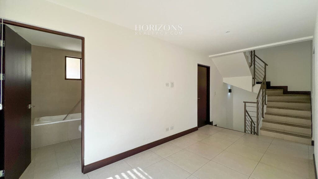 Casa 3 Habitaciones + Oficina y Cuarto de servicio En Condominio la Estefana Sabanilla Amplio Patio nja1156