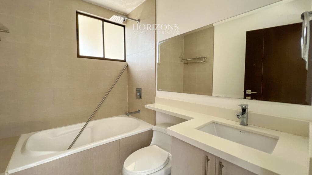 Casa 3 Habitaciones + Oficina y Cuarto de servicio En Condominio la Estefana Sabanilla Amplio Patio nja1156