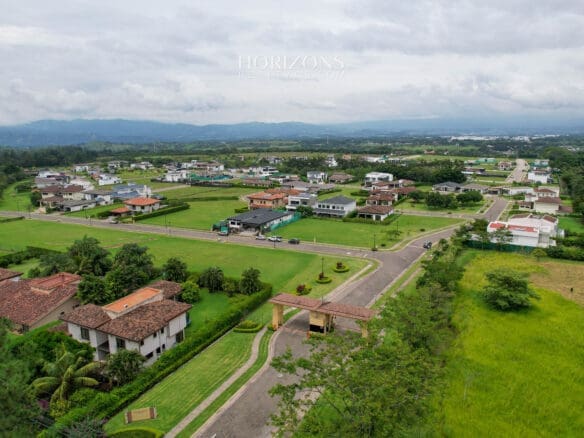 Lote 825M2 Dentro De Condominio En Hacienda Los Reyes  Njr69