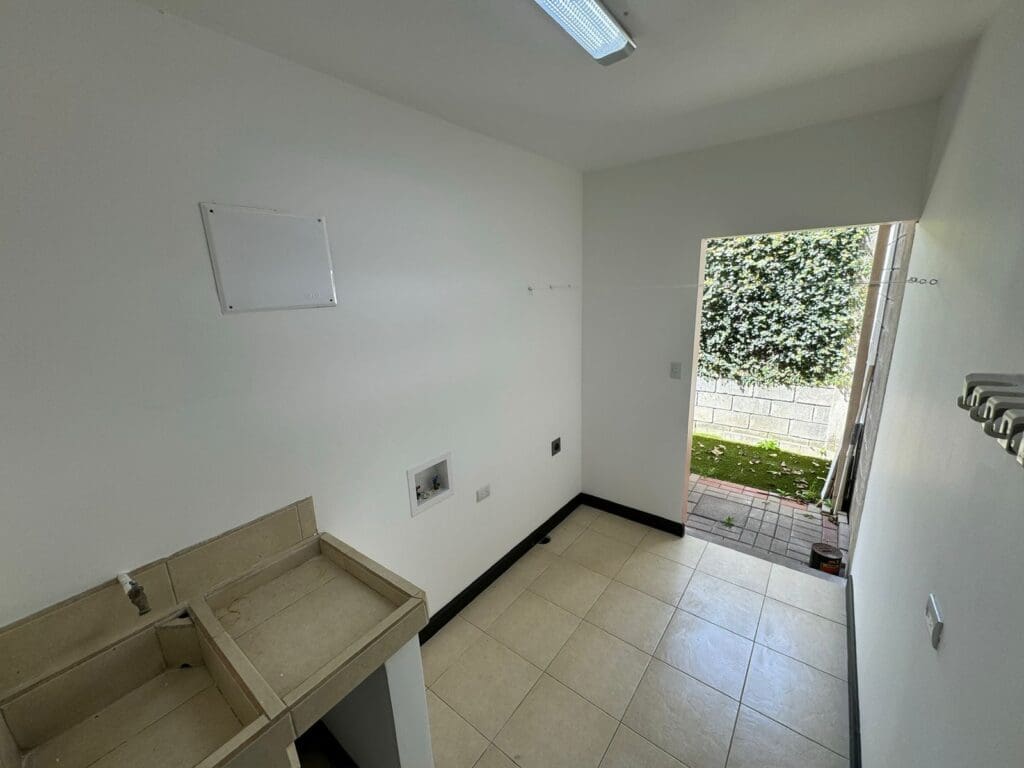 Casa moderna de 1 planta en Lomas de Montes de Oca en Venta 3 Habitaciones lote de 306m2  nja1172