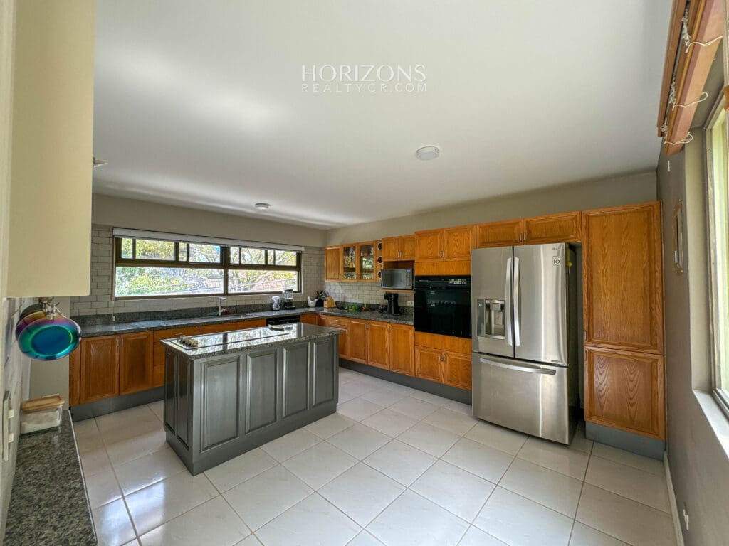 Casa En Venta los Yoses 3 Habitaciones más Oficina Hermosas Vistas a 1.8km UCR nja1166
