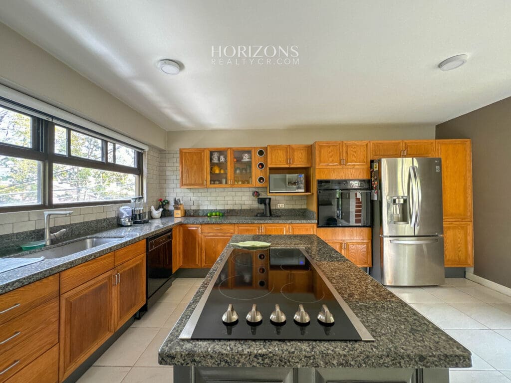 Casa En Venta los Yoses 3 Habitaciones más Oficina Hermosas Vistas a 1.8km UCR nja1166