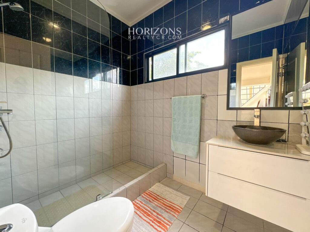 Casa En Venta los Yoses 3 Habitaciones más Oficina Hermosas Vistas a 1.8km UCR nja1166