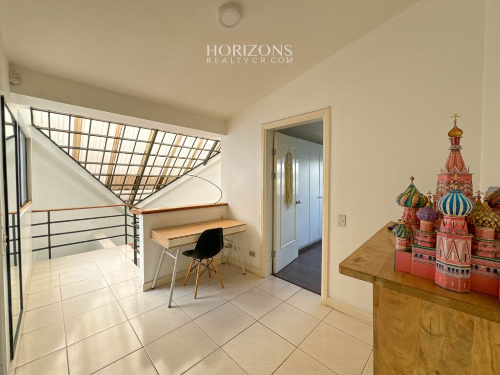 Casa En Venta los Yoses 3 Habitaciones más Oficina Hermosas Vistas a 1.8km UCR nja1166