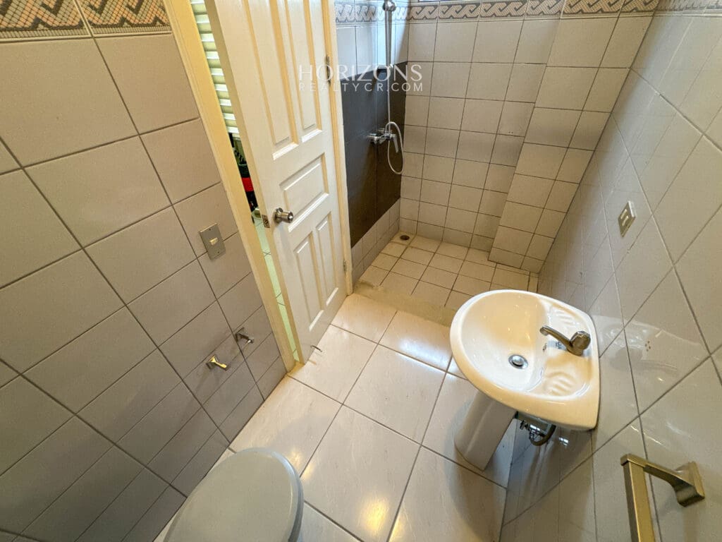 Casa En Venta los Yoses 3 Habitaciones más Oficina Hermosas Vistas a 1.8km UCR nja1166