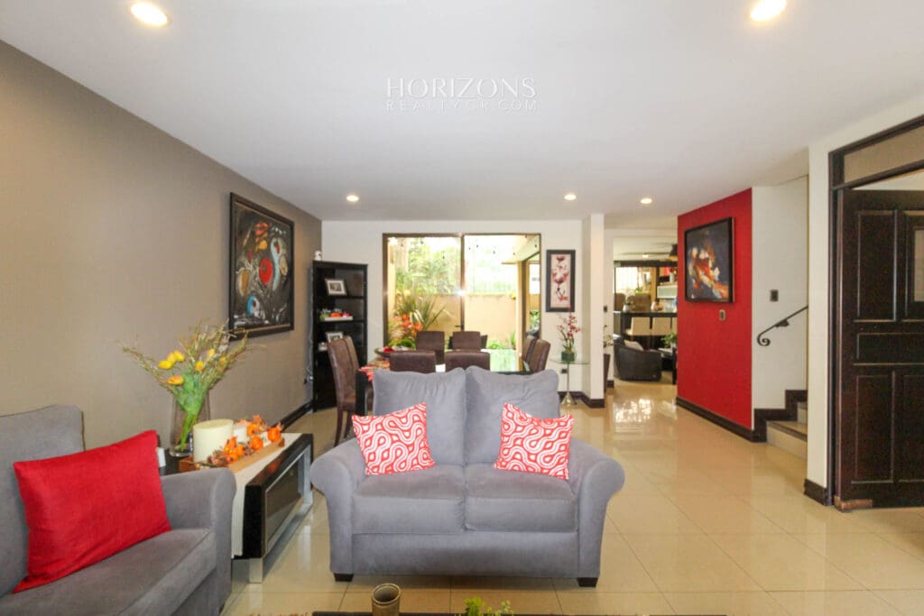 Se Vende Casa en Condominio Colonia del Roble En Guayabos Curridabat 3 Habitaciones y Patio nja1167