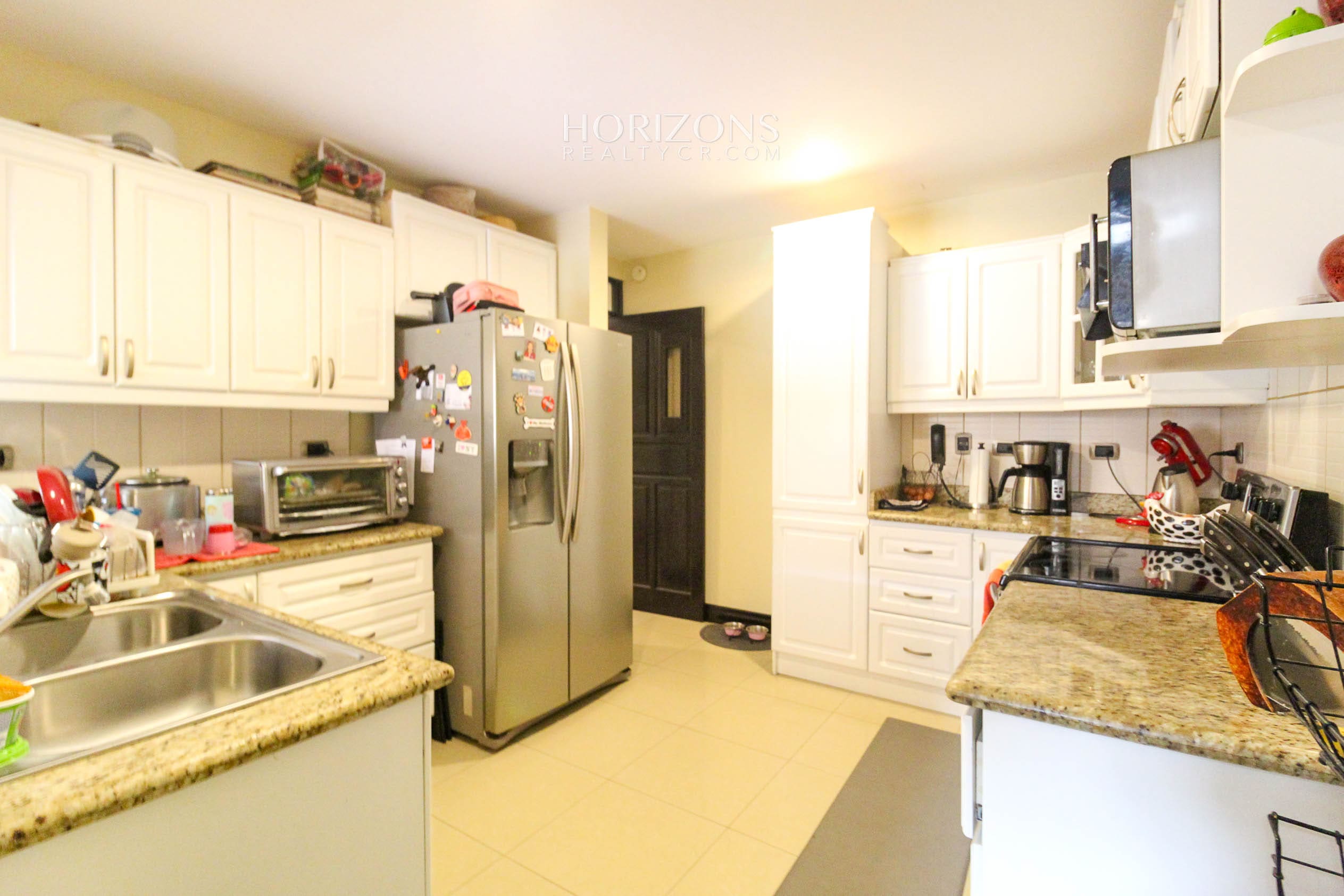 Se Vende Casa en Condominio Colonia del Roble En Guayabos Curridabat 3 Habitaciones y Patio nja1167