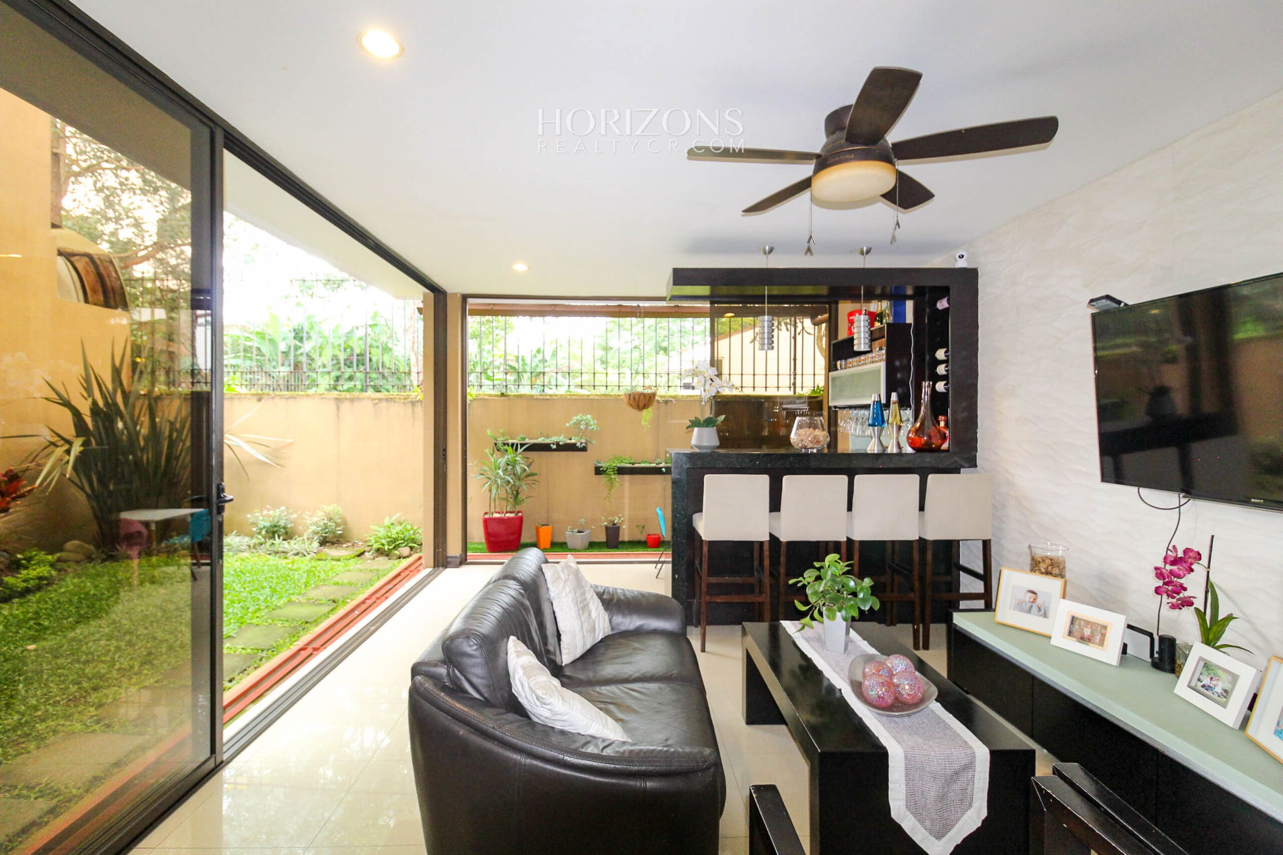 Se Vende Casa en Condominio Colonia del Roble En Guayabos Curridabat 3 Habitaciones y Patio nja1167