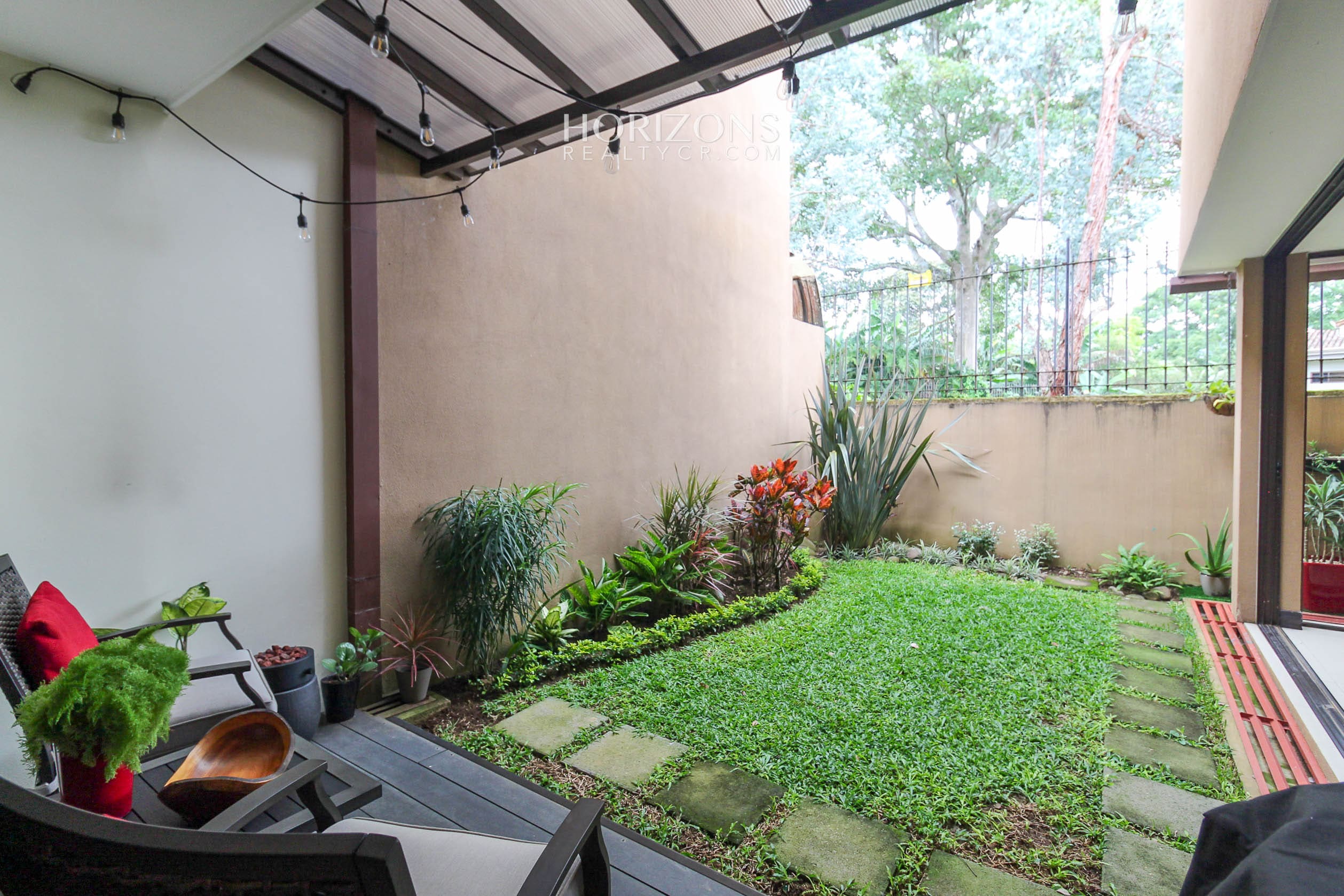Se Vende Casa en Condominio Colonia del Roble En Guayabos Curridabat 3 Habitaciones y Patio nja1167