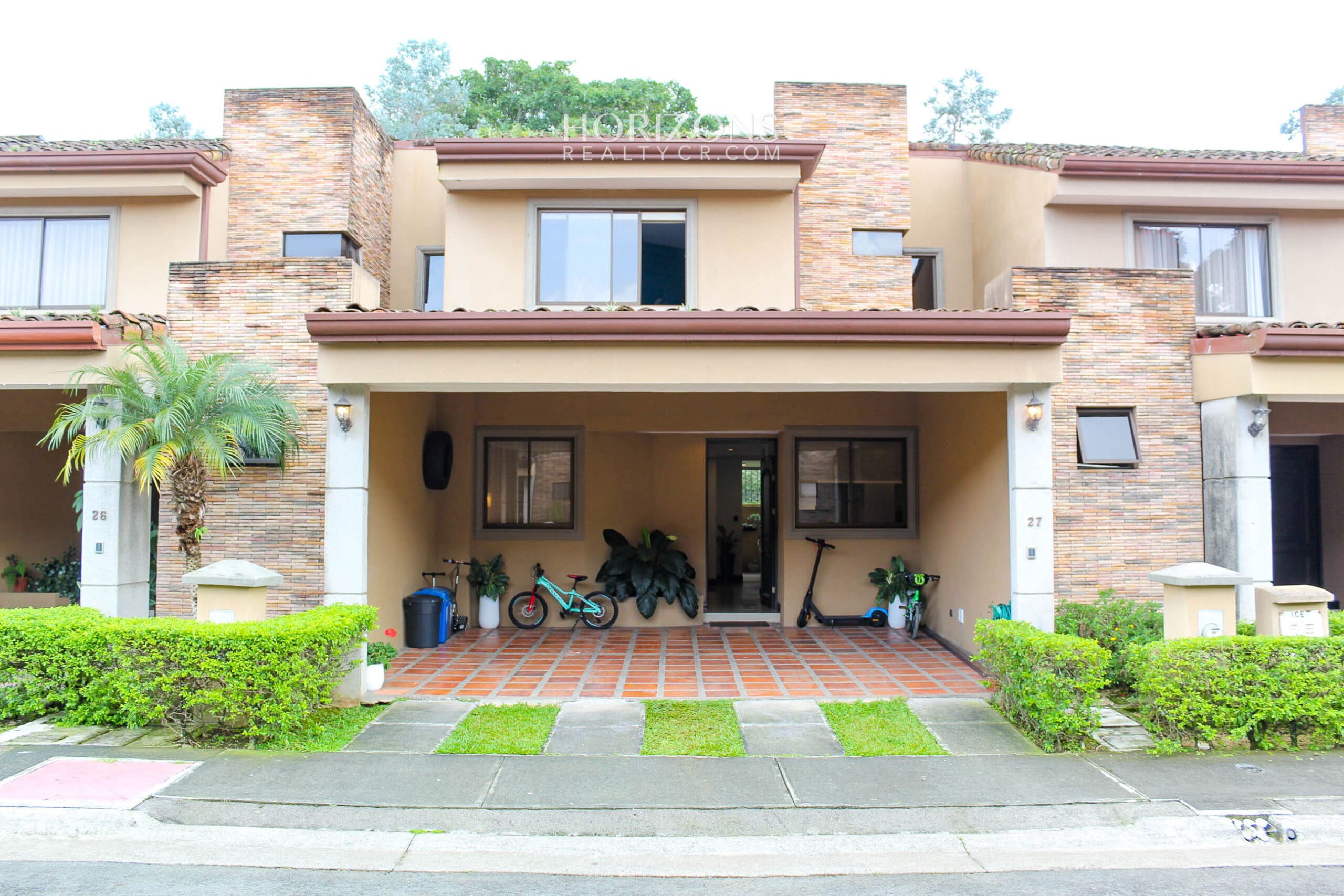 Se Vende Casa en Condominio Colonia del Roble En Guayabos Curridabat 3 Habitaciones y Patio nja1167