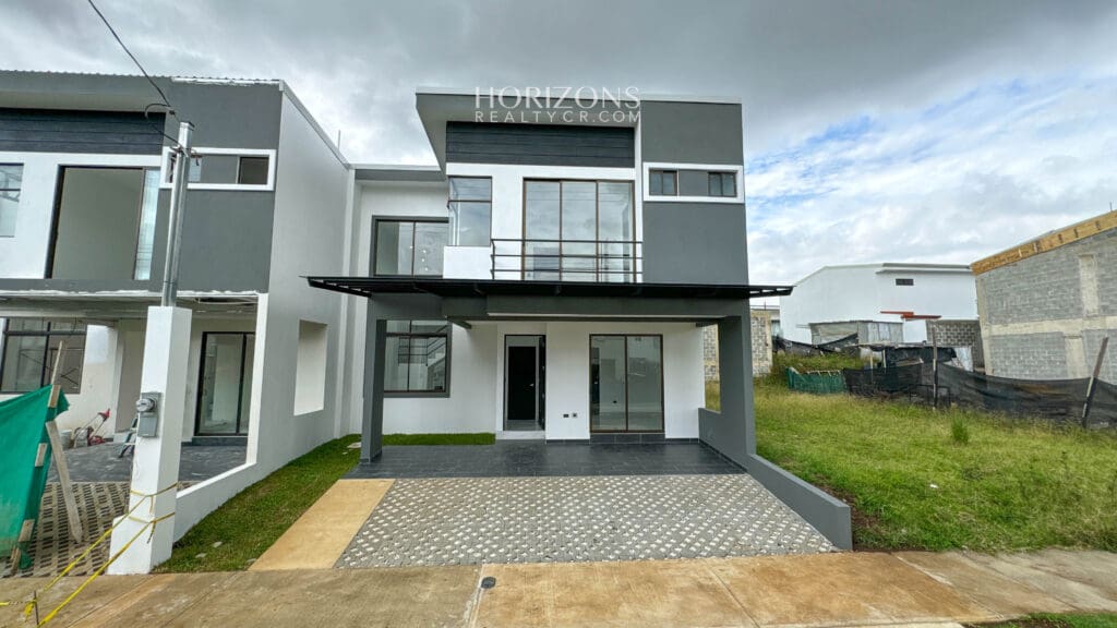 Estrene Casa con 5 Habitaciones 1 En Primer Nivel Condominio Distrito San Juan nja1170
