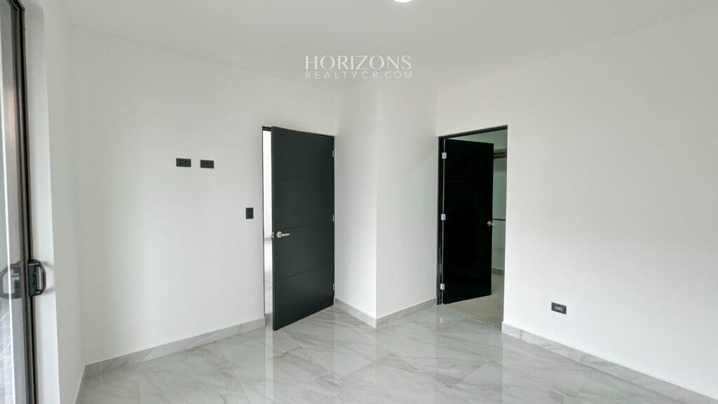 Estrene Casa con 5 Habitaciones 1 En Primer Nivel Condominio Distrito San Juan nja1170