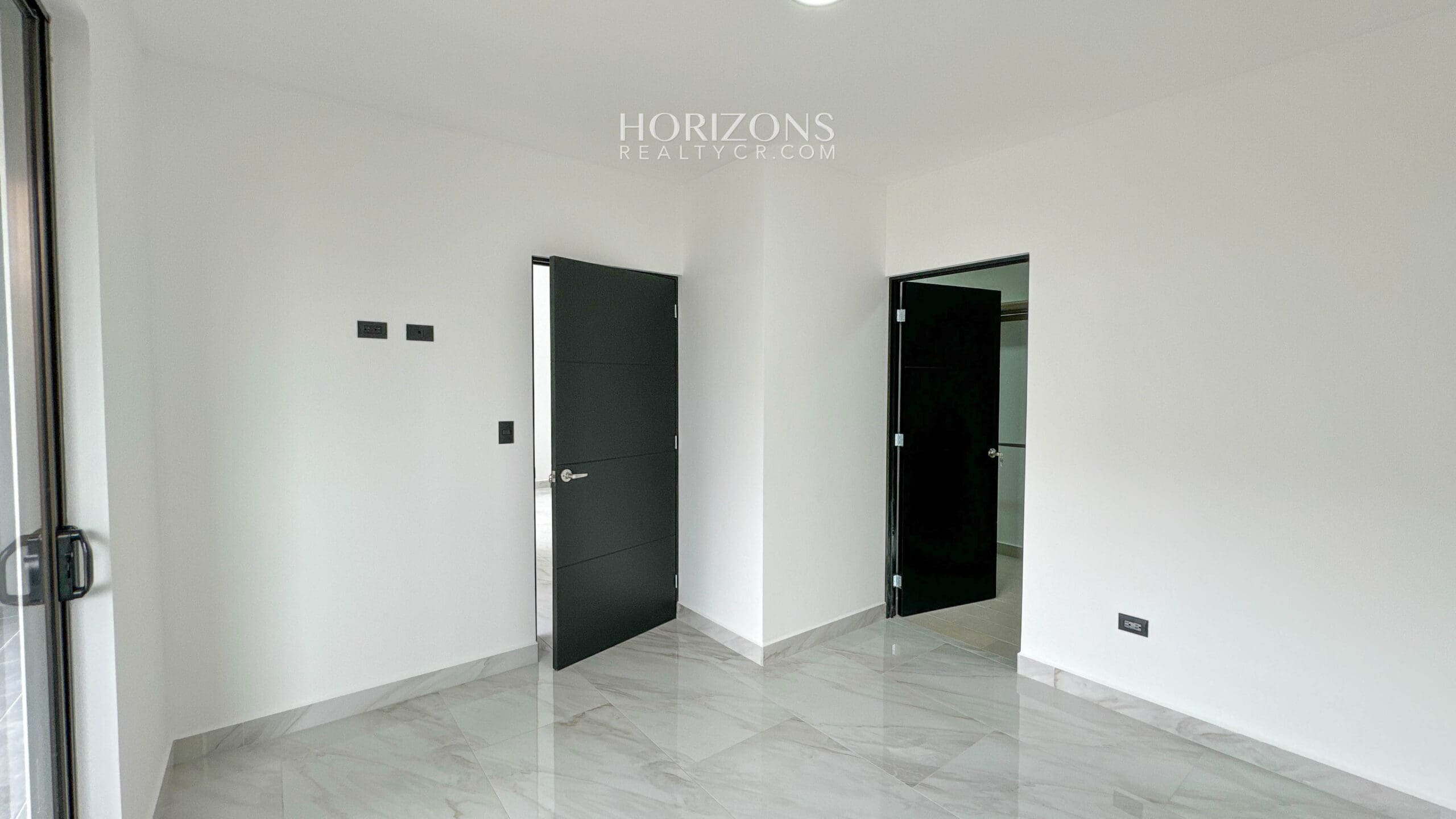 Estrene Casa con 5 Habitaciones 1 En Primer Nivel Condominio Distrito San Juan nja1170