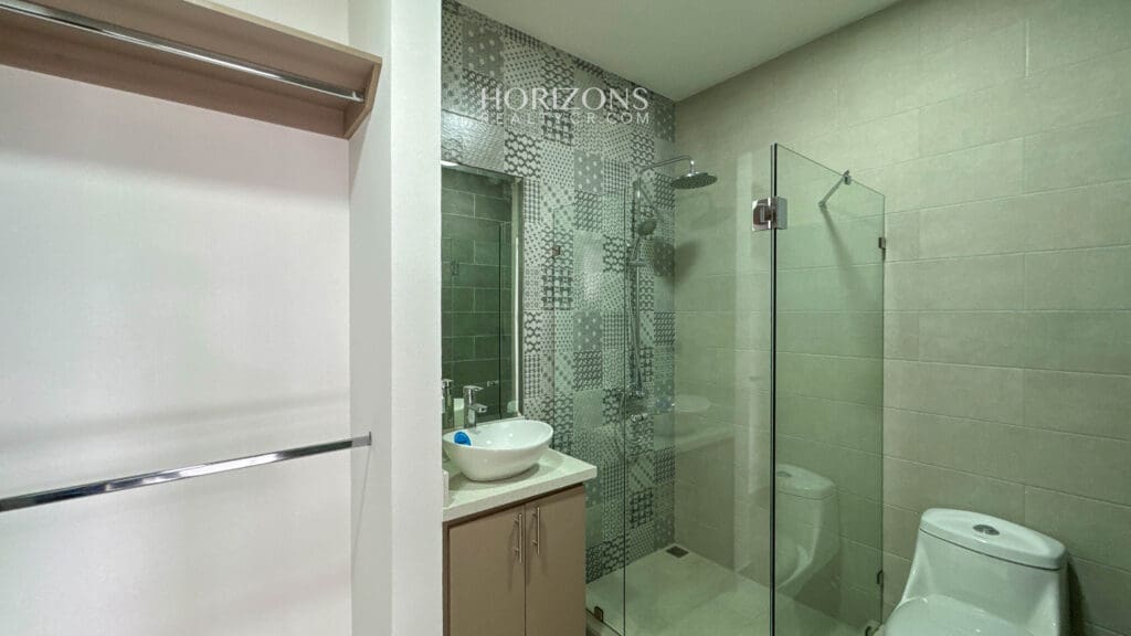 Estrene Casa con 5 Habitaciones 1 En Primer Nivel Condominio Distrito San Juan nja1170