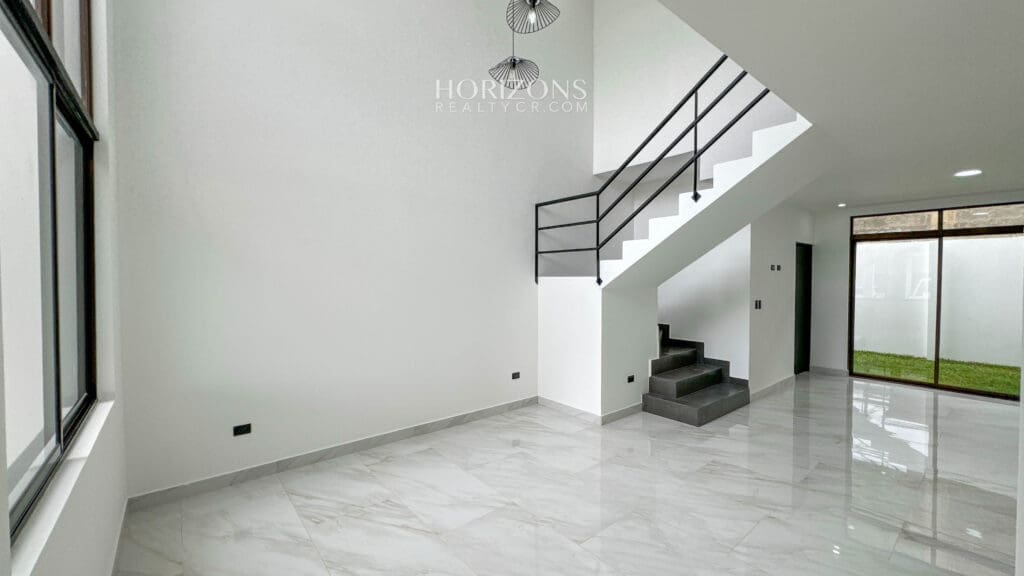 Estrene Casa con 5 Habitaciones 1 En Primer Nivel Condominio Distrito San Juan nja1170