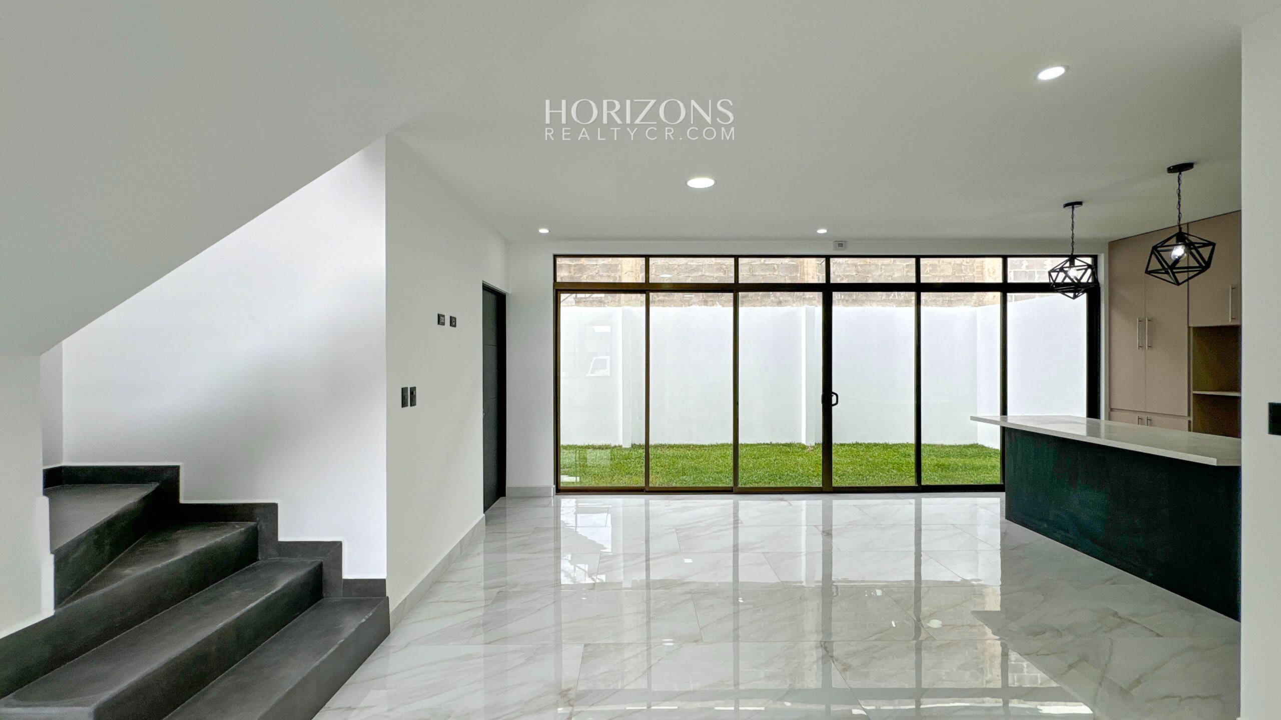 Estrene Casa con 5 Habitaciones 1 En Primer Nivel Condominio Distrito San Juan nja1170