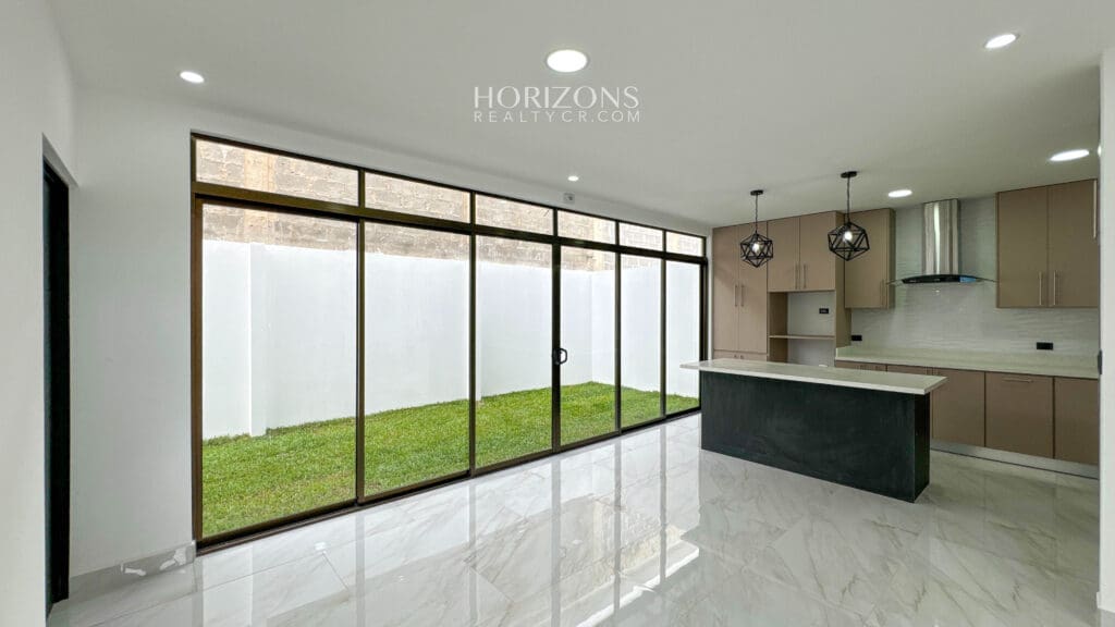 Estrene Casa con 5 Habitaciones 1 En Primer Nivel Condominio Distrito San Juan nja1170