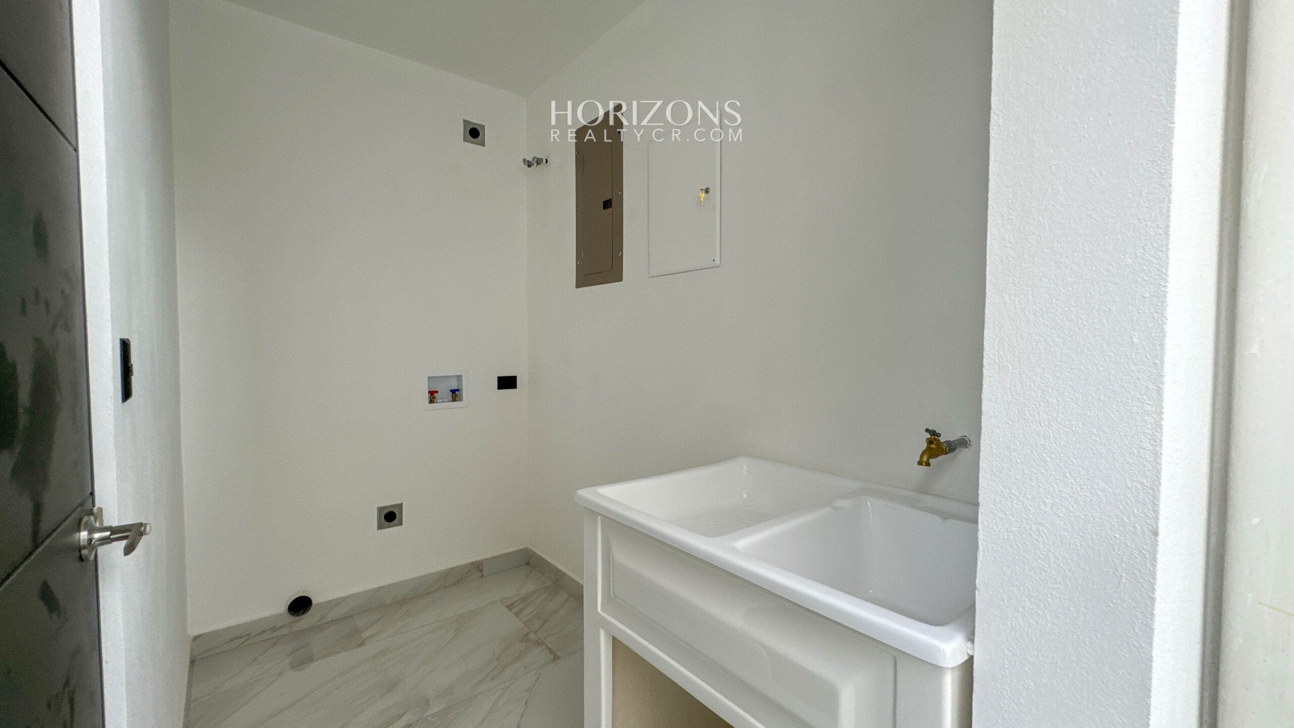 Estrene Casa con 5 Habitaciones 1 En Primer Nivel Condominio Distrito San Juan nja1170