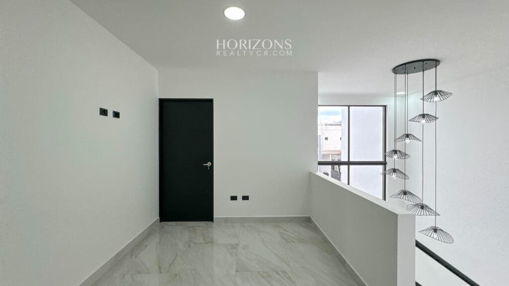 Estrene Casa con 5 Habitaciones 1 En Primer Nivel Condominio Distrito San Juan nja1170