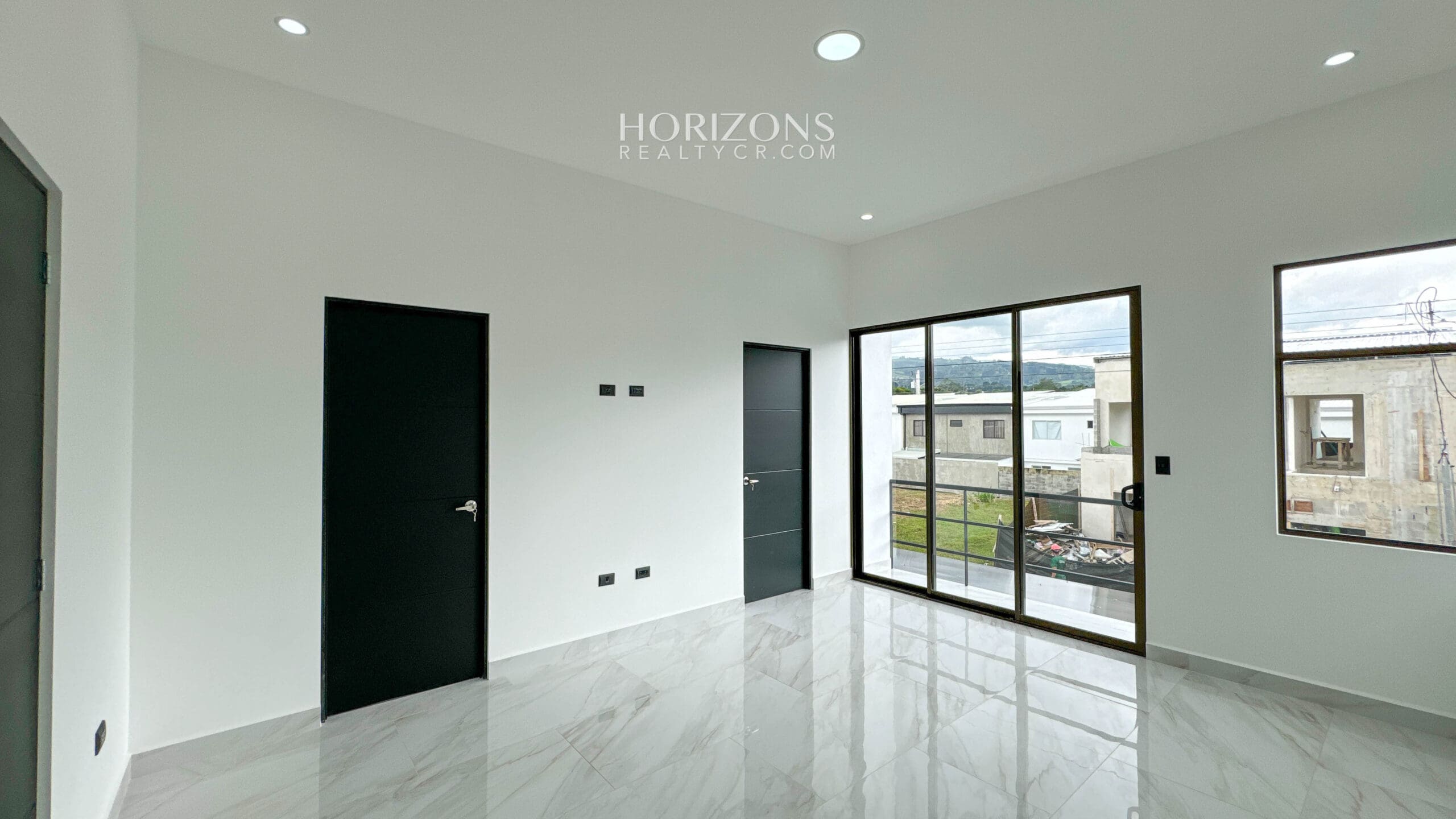 Estrene Casa con 5 Habitaciones 1 En Primer Nivel Condominio Distrito San Juan nja1170