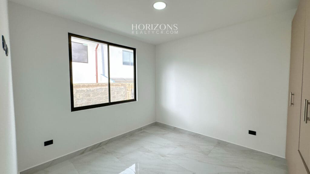 Estrene Casa con 5 Habitaciones 1 En Primer Nivel Condominio Distrito San Juan nja1170