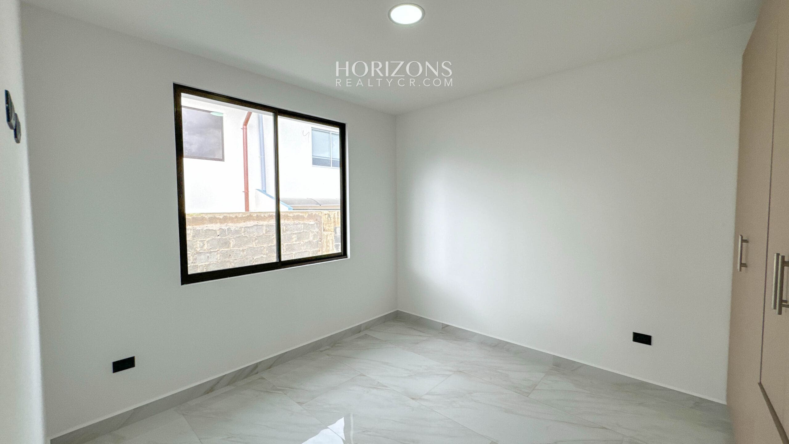Estrene Casa con 5 Habitaciones 1 En Primer Nivel Condominio Distrito San Juan nja1170
