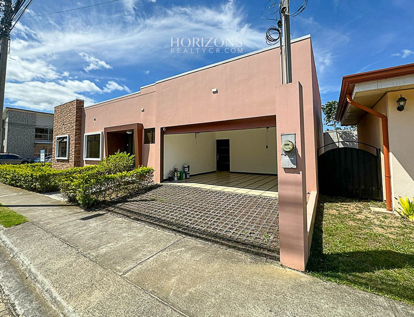 Casa moderna de 1 planta en Lomas de Montes de Oca en Venta 3 Habitaciones lote de 306m2  nja1172