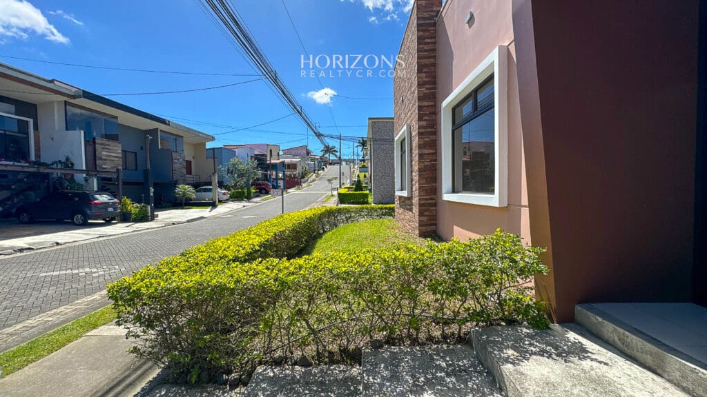 Casa moderna de 1 planta en Lomas de Montes de Oca en Venta 3 Habitaciones lote de 306m2  nja1172
