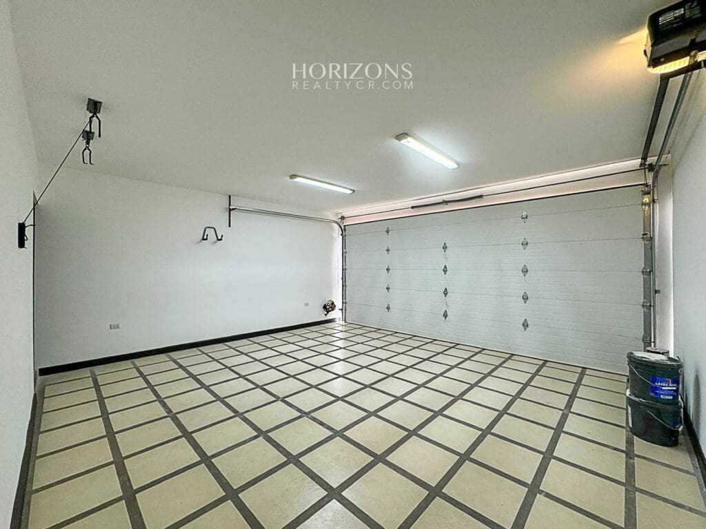 Casa moderna de 1 planta en Lomas de Montes de Oca en Venta 3 Habitaciones lote de 306m2  nja1172