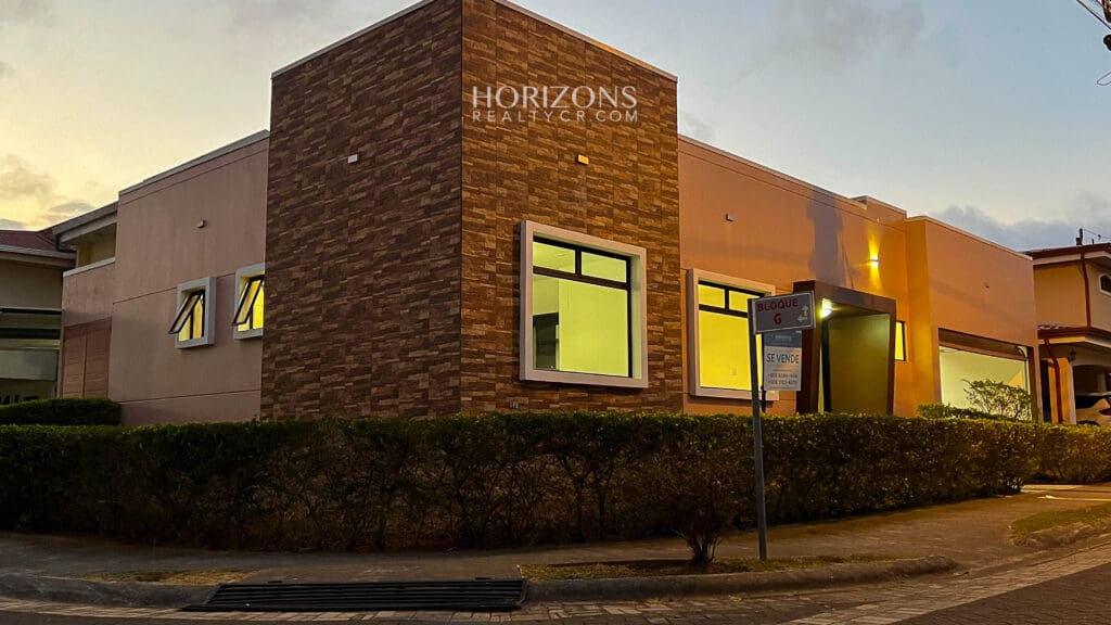 Casa Moderna De 1 Planta En Lomas De Montes De Oca En Venta 3 Habitaciones Lote De 306M2  Nja1172