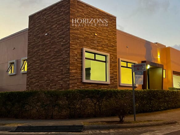 Casa Moderna De 1 Planta En Lomas De Montes De Oca En Venta 3 Habitaciones Lote De 306M2  Nja1172