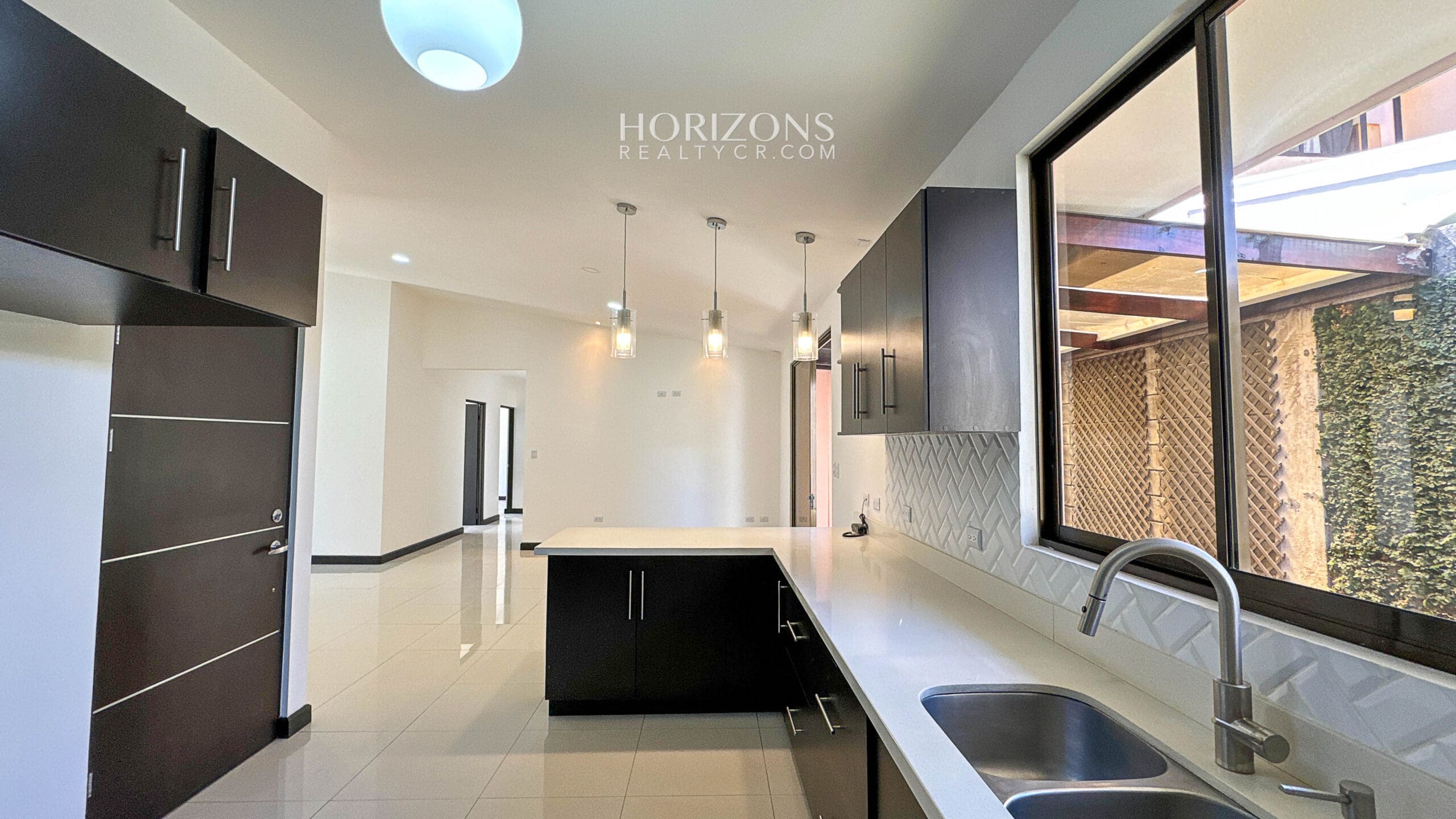 Casa moderna de 1 planta en Lomas de Montes de Oca en Venta 3 Habitaciones lote de 306m2  nja1172