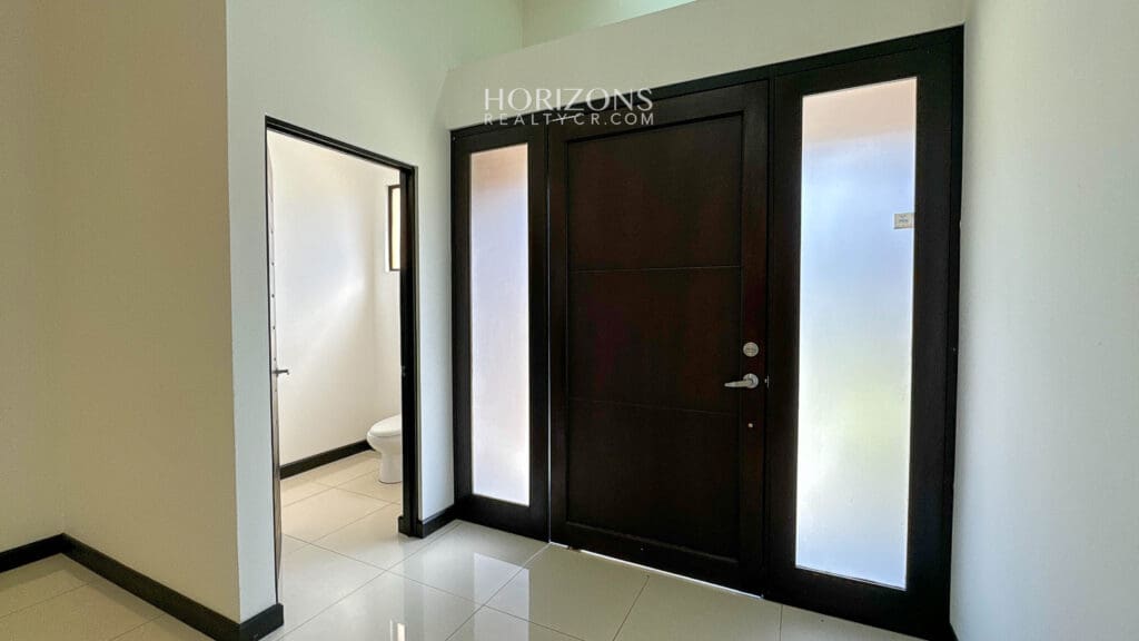 Casa moderna de 1 planta en Lomas de Montes de Oca en Venta 3 Habitaciones lote de 306m2  nja1172